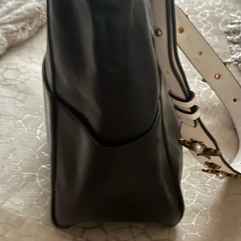 Chic Bucket Bag with Bumblebee Strap - Picture 3 of 10